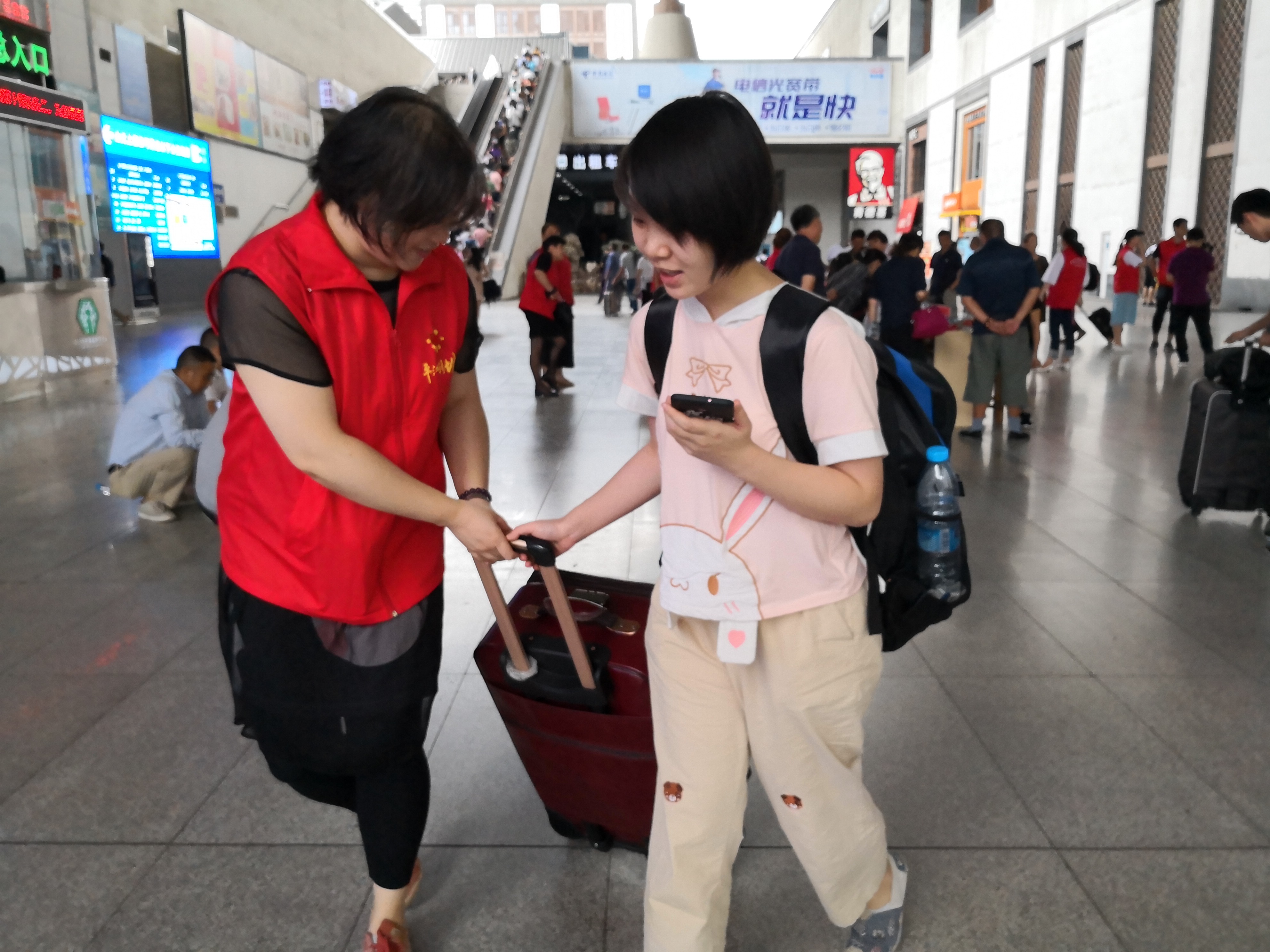 bet9九州酷游党员提行李.JPG
